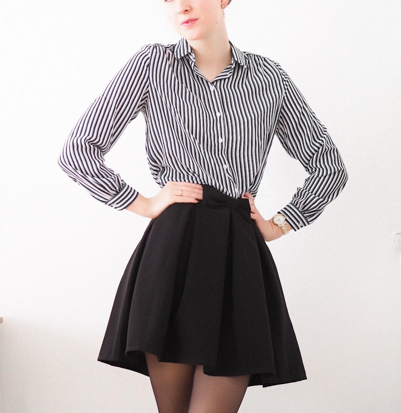Rok Plisket Wanita — Hitam
